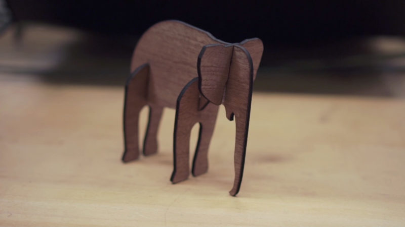 Met de lasermachine uit hout gesneden olifant