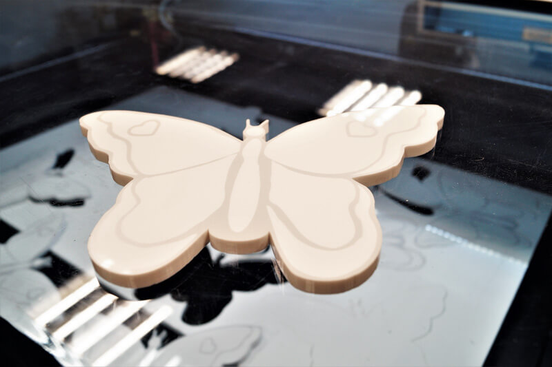 Uit hout gesneden vlinder gegraveerd met de lasermachine