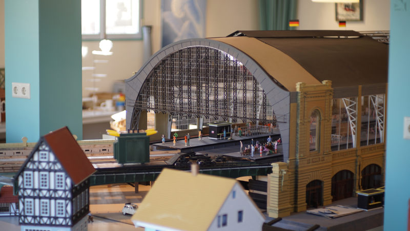Een schaalmodel van een treinstation, gemaakt met de lasermachine.