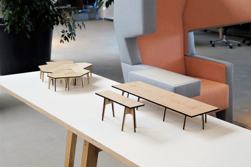 Minitatuur tafels van hout gemaakt met de lasermachine