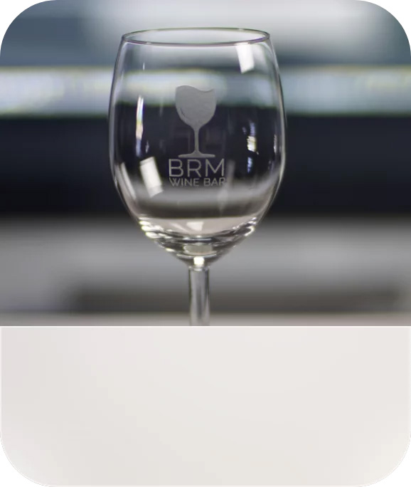 Een gegraveerd glas met een logo van een bar.