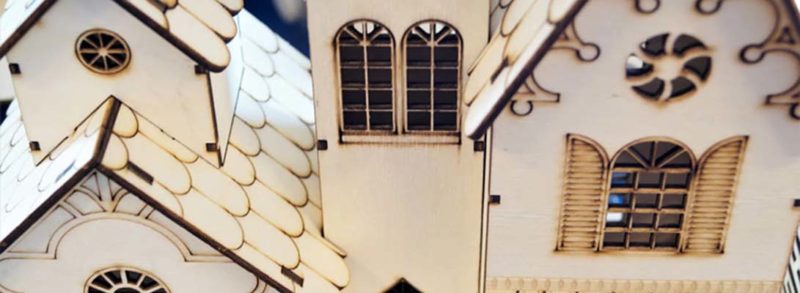 Miniatuur kerkgebouw van hout gemaakt met de lasermachine
