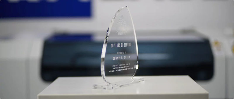 Een award gemaakt van acrylaat met een lasermachine.