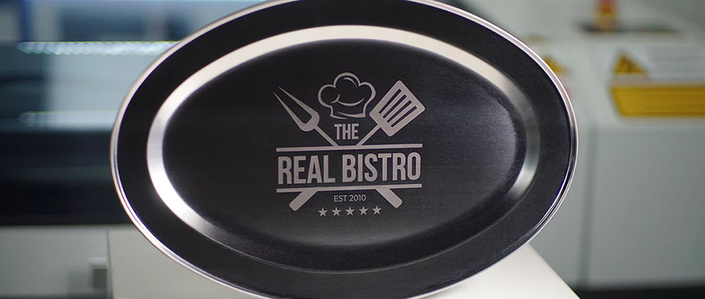 Een gravure van het logo van een restaurant op een RVS plaat.